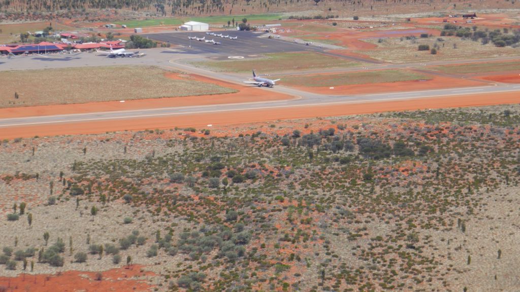 that jetstar plane nicely waited for me to land before it went