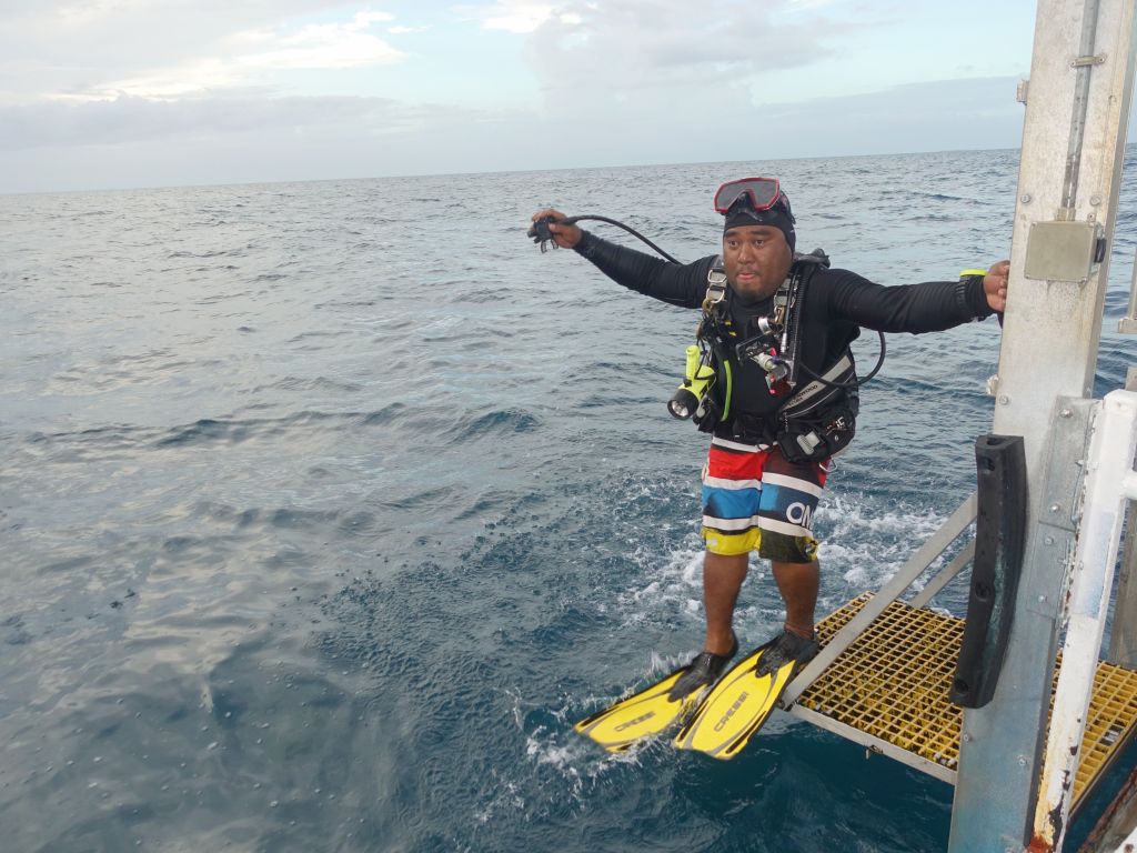 trying to fin the boat around to our buoy :)